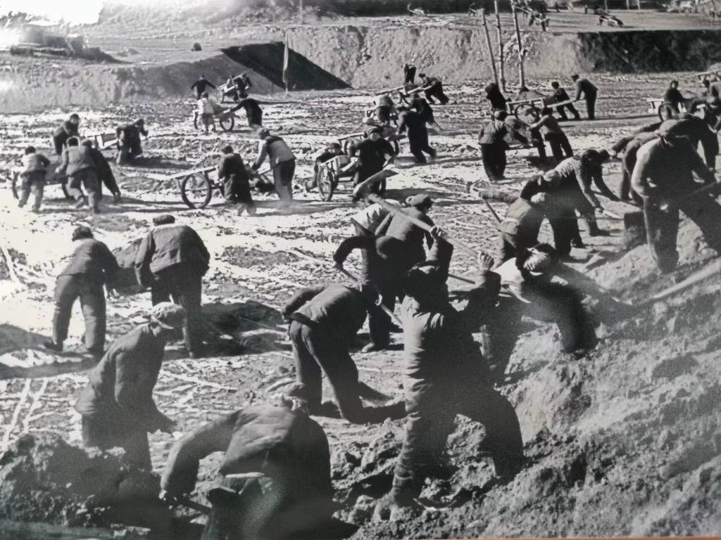 20世紀(jì)70年代，高西溝人治理水土流失場(chǎng)景。（資料圖片）