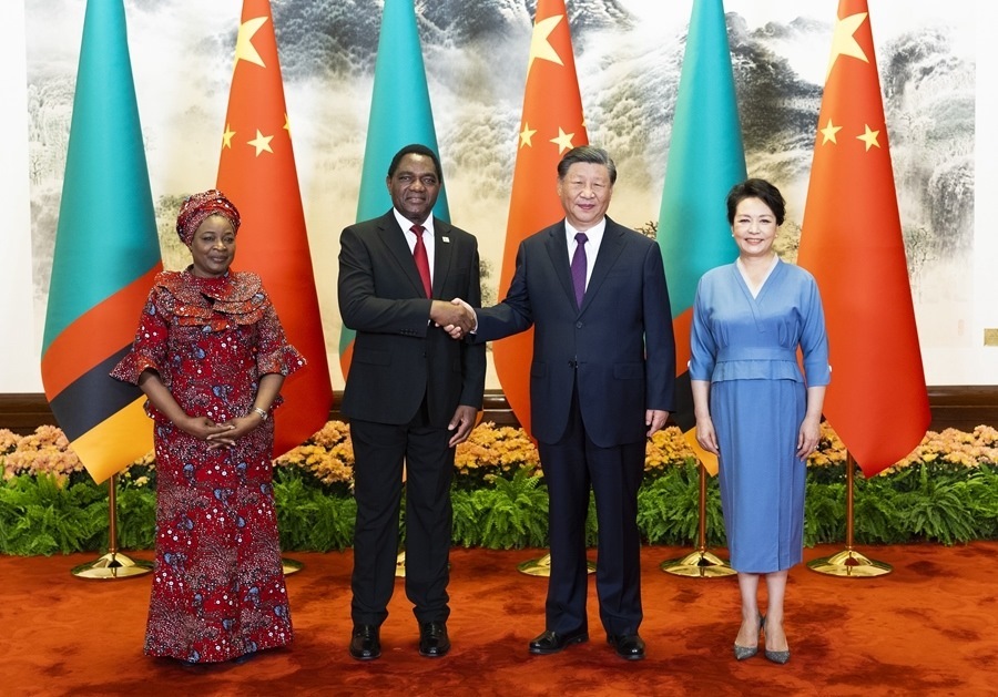 這是會談前，習(xí)近平主席和夫人彭麗媛同希奇萊馬總統(tǒng)和夫人穆廷塔合影。