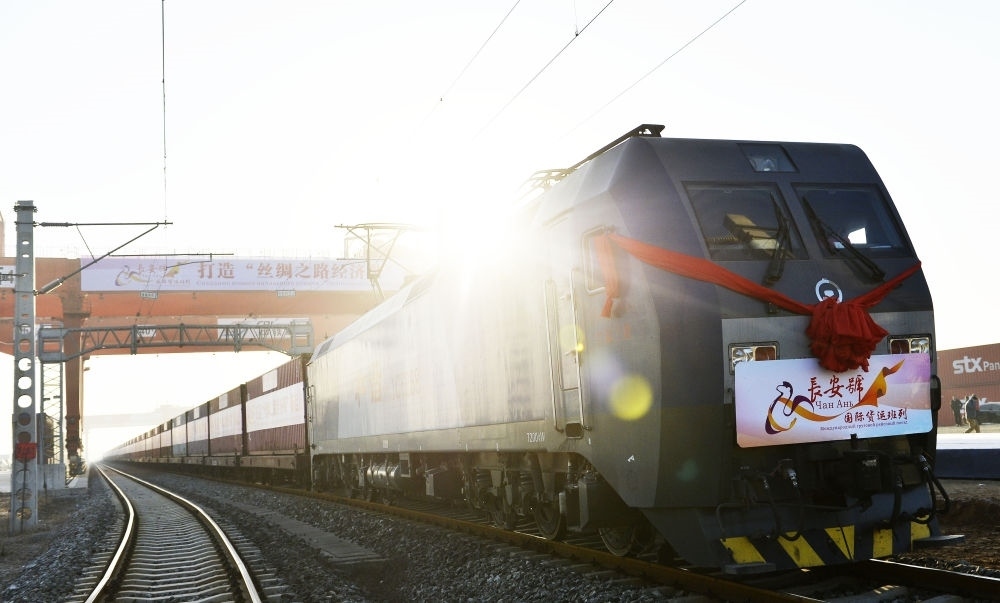 2013年11月28日，首趟由西安發(fā)往哈薩克斯坦阿拉木圖的長(zhǎng)安號(hào)國(guó)際貨運(yùn)列車等待出發(fā)。新華社記者 劉瀟 攝