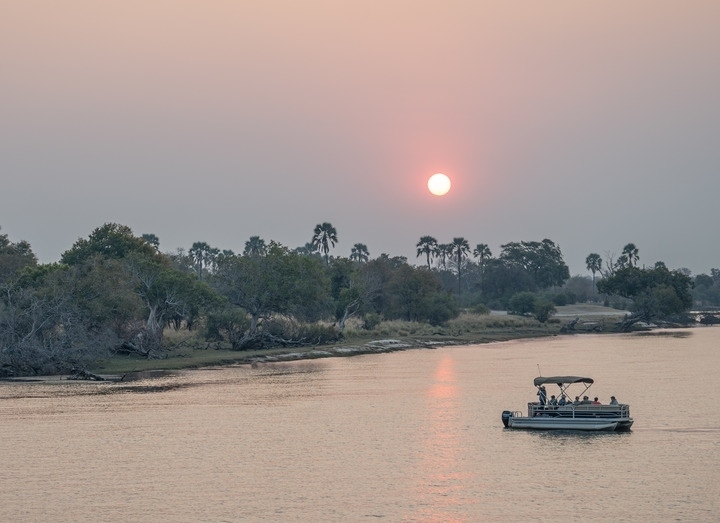 8月23日，在贊比亞拍攝的贊比西河上的游船。