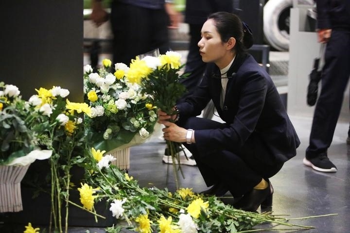 9月18日，工作人員在侵華日軍第七三一部隊(duì)罪證陳列館整理花束。新華社記者 石楓 攝