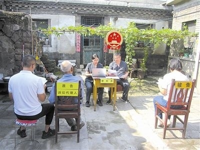 圖②：法庭在農(nóng)家小院開展巡回審判。