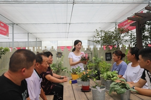 李敏向村民講授花木直播經(jīng)驗(yàn)。受訪者供圖