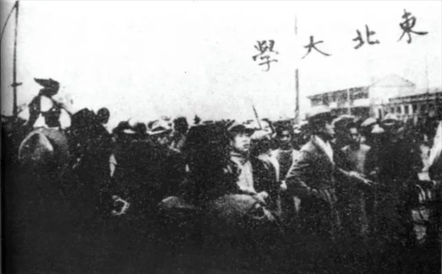 △東北大學(xué)學(xué)生走在一二·九請(qǐng)?jiān)赣涡嘘?duì)伍最前列。