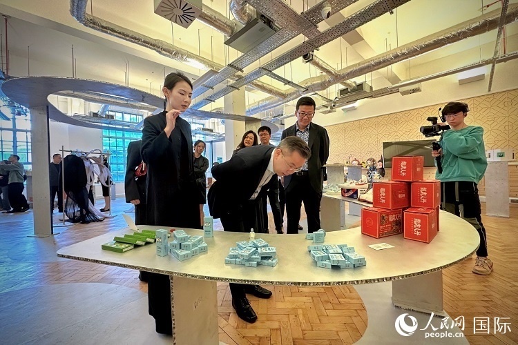 嘉賓參觀展覽 實習生劉船 攝