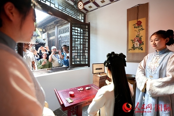 選手們觀看表演。人民網(wǎng) 盧鵬宇攝