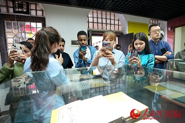 選手們認(rèn)真聆聽導(dǎo)游講解。人民網(wǎng) 盧鵬宇攝