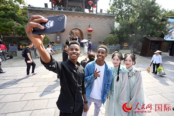 兩對雙胞胎偶遇合影。人民網(wǎng) 盧鵬宇攝