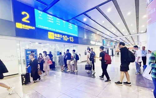 在快速進(jìn)站廳前排隊(duì)等待檢票的旅客。人民網(wǎng)記者 喬雪峰攝