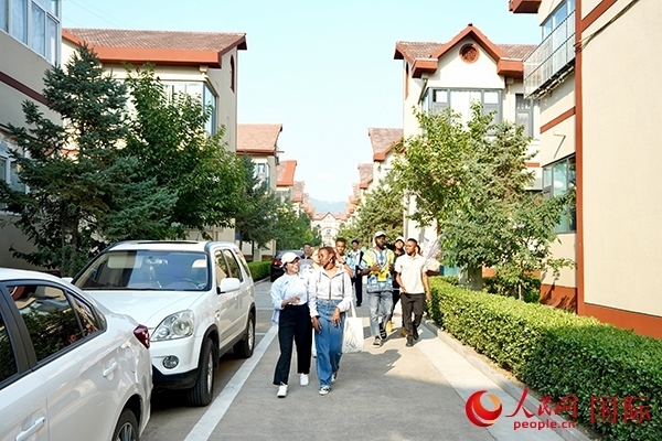 選手們?cè)诨食谴鍏⒂^。人民網(wǎng) 盧鵬宇攝