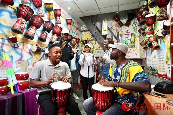 選手們敲起非洲鼓。人民網(wǎng) 盧鵬宇攝