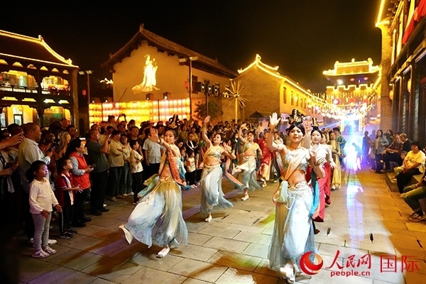 古城巡游隊(duì)伍。人民網(wǎng) 盧鵬宇攝