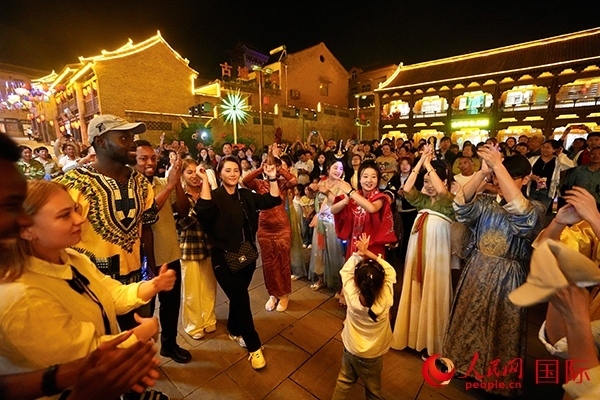 選手們和演員們一起舞蹈。人民網(wǎng) 盧鵬宇攝