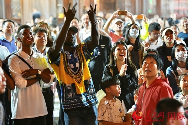 選手體驗(yàn)古城巡游。人民網(wǎng) 盧鵬宇攝