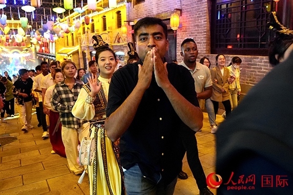 選手體驗(yàn)古城巡游。人民網(wǎng) 盧鵬宇攝