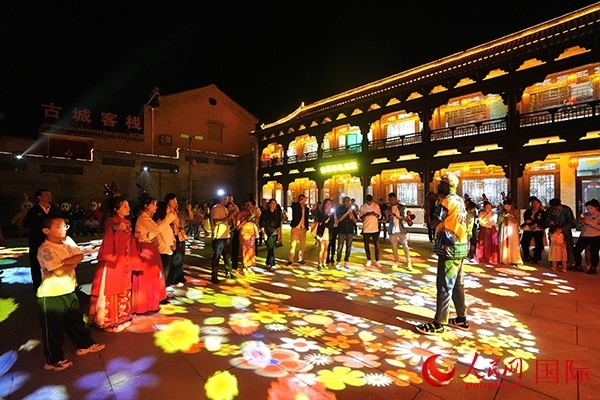 選手們和演員們一起載歌載舞。人民網(wǎng) 盧鵬宇攝