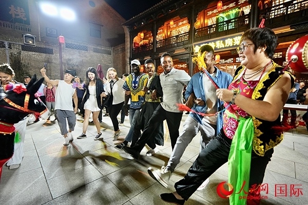 選手們和演員們一起載歌載舞。人民網(wǎng) 盧鵬宇攝