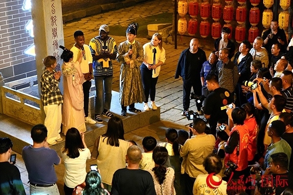 選手們一起演唱《大中國》。人民網(wǎng) 盧鵬宇攝