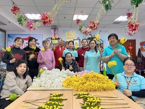 唐占鑫帶領(lǐng)團(tuán)隊(duì)為2022年北京冬奧會(huì)和冬殘奧會(huì)制作頒獎(jiǎng)花束。受訪(fǎng)者供圖