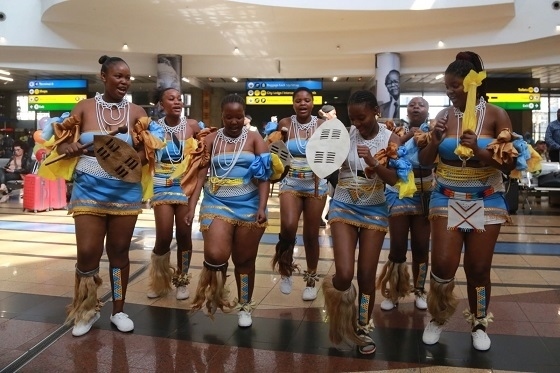 當(dāng)?shù)孛癖姎g迎中國(guó)旅行團(tuán)。北青旅提供