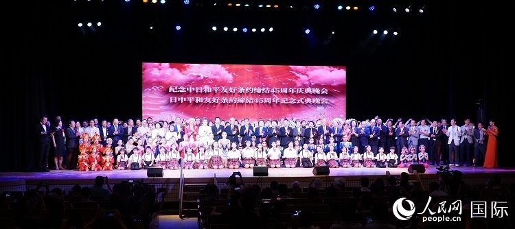 出席晚會(huì)的嘉賓與演員合影留念。人民網(wǎng) 蔣曉辰攝