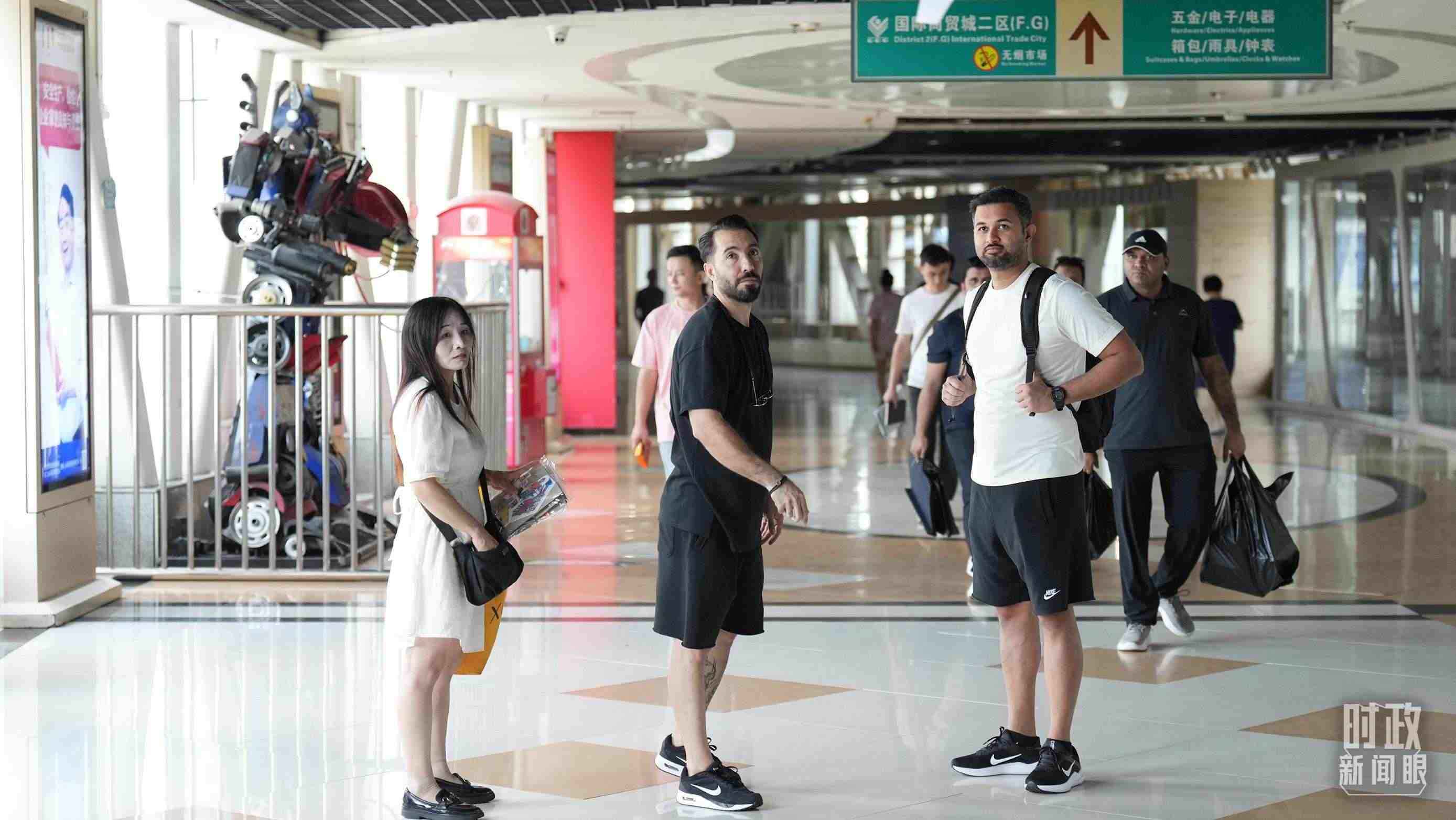 △義烏國際商貿(mào)城內(nèi)，來自世界各地的外商。（總臺國廣記者李晉拍攝）