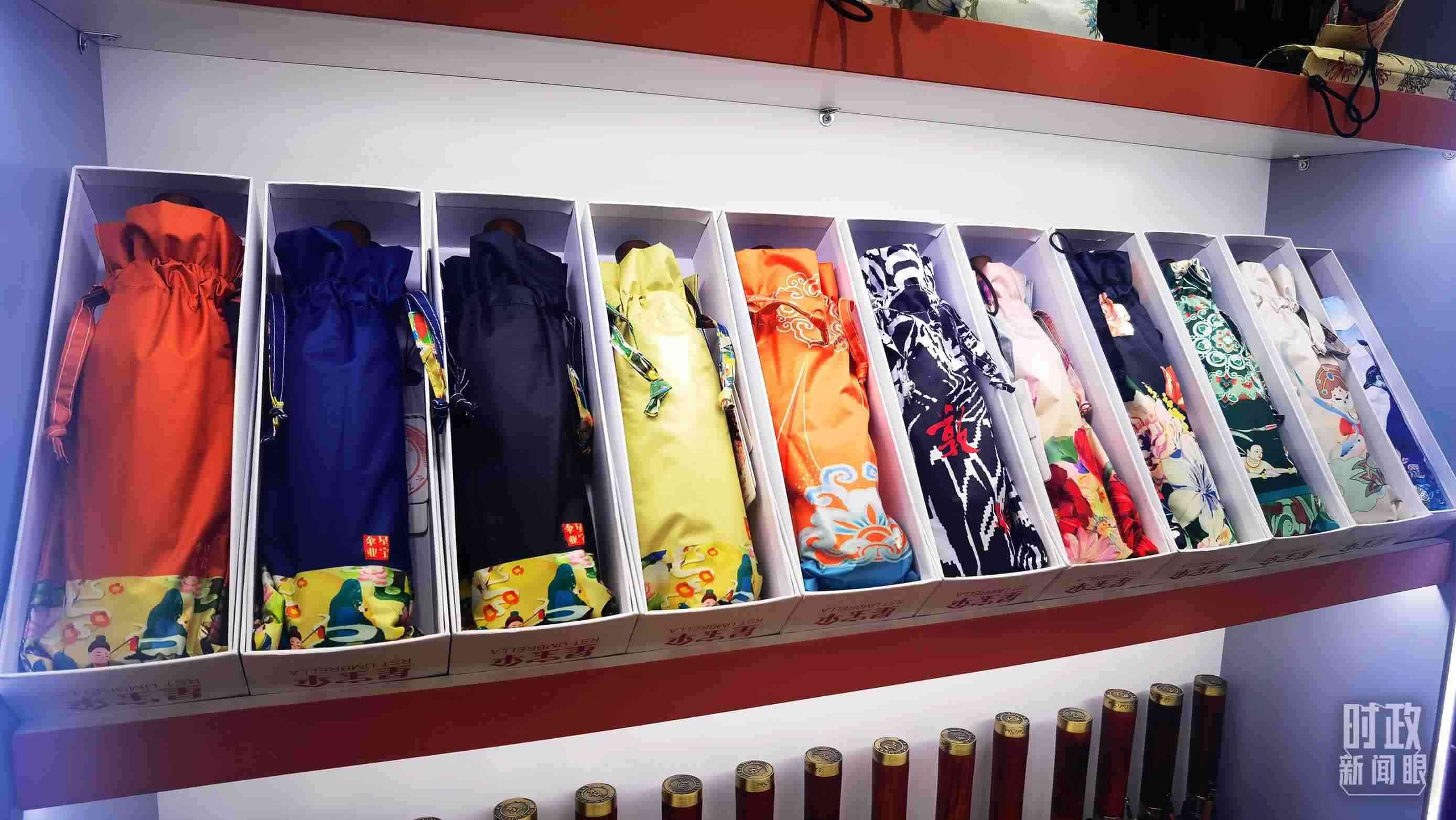 △商貿(mào)城內(nèi)的一家傘鋪，貨架上擺放著包裝精美的雨傘。（總臺央視記者范學禹拍攝）