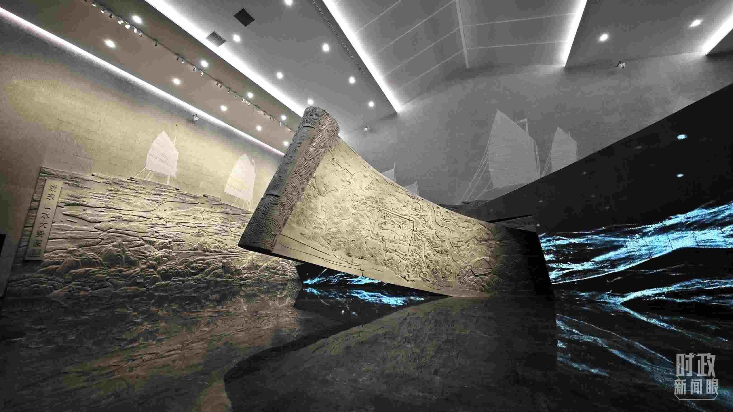 △博物館內(nèi)的《浙東運河水利形勝圖》《浙東山水大勢圖》浮雕。（總臺央視記者彭漢明拍攝）