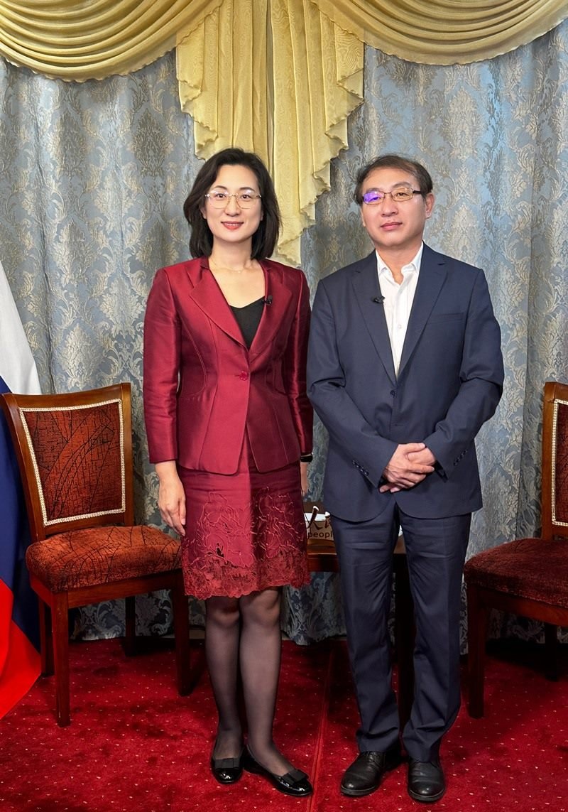 人民網(wǎng)黨委委員、副總編輯孫海峰（左一）專訪崔少純總領(lǐng)事。人民網(wǎng)記者 馬天翼攝