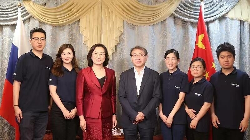 中國(guó)駐葉卡捷琳堡總領(lǐng)事崔少純與人民網(wǎng)采訪組合影。