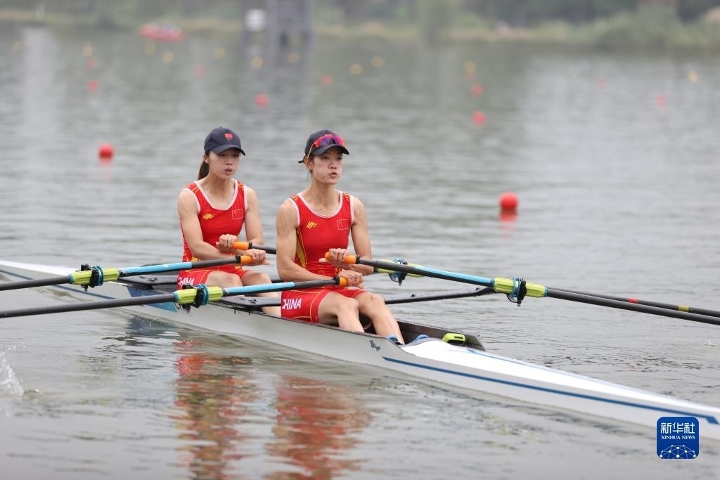 9月24日，鄒佳琪（左）/邱秀萍在決賽中。新華社記者 賈浩成 攝