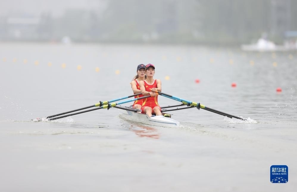 9月24日，鄒佳琪（左）/邱秀萍在決賽中。新華社記者 賈浩成 攝