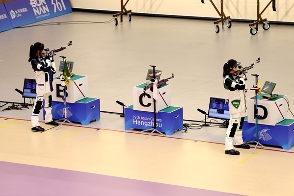 黃雨婷(左)、韓佳予在女子10米氣步槍個(gè)人賽比賽中。人民網(wǎng)記者 胡雪蓉?cái)z