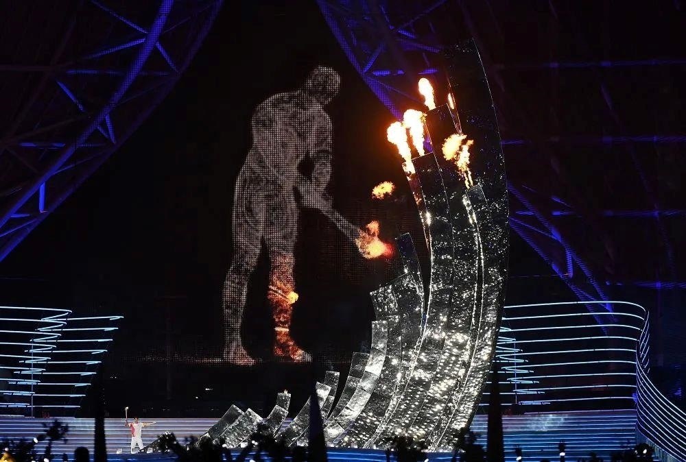 △“數(shù)字火炬手”點(diǎn)燃象征亞洲大團(tuán)結(jié)的亞運(yùn)之火。