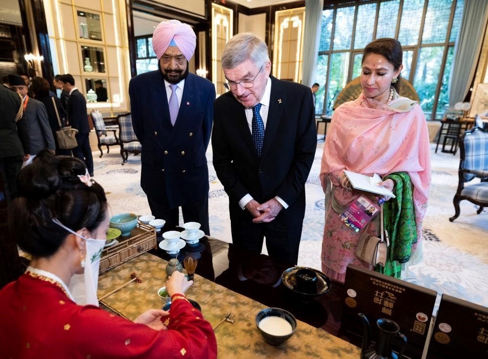 △歡迎宴會(huì)前，亞奧理事會(huì)代理主席辛格和夫人維尼塔、國(guó)際奧委會(huì)主席巴赫欣賞非遺展示。