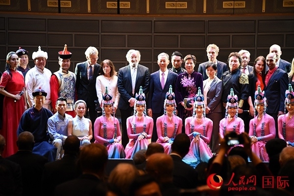 中國(guó)駐瑞典大使崔愛(ài)民夫婦與演職人員及部分來(lái)賓合影留念。人民網(wǎng)記者 殷淼攝