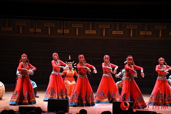 內(nèi)蒙古藝術(shù)劇院表演的《草原頌》劇照。人民網(wǎng)記者 殷淼攝