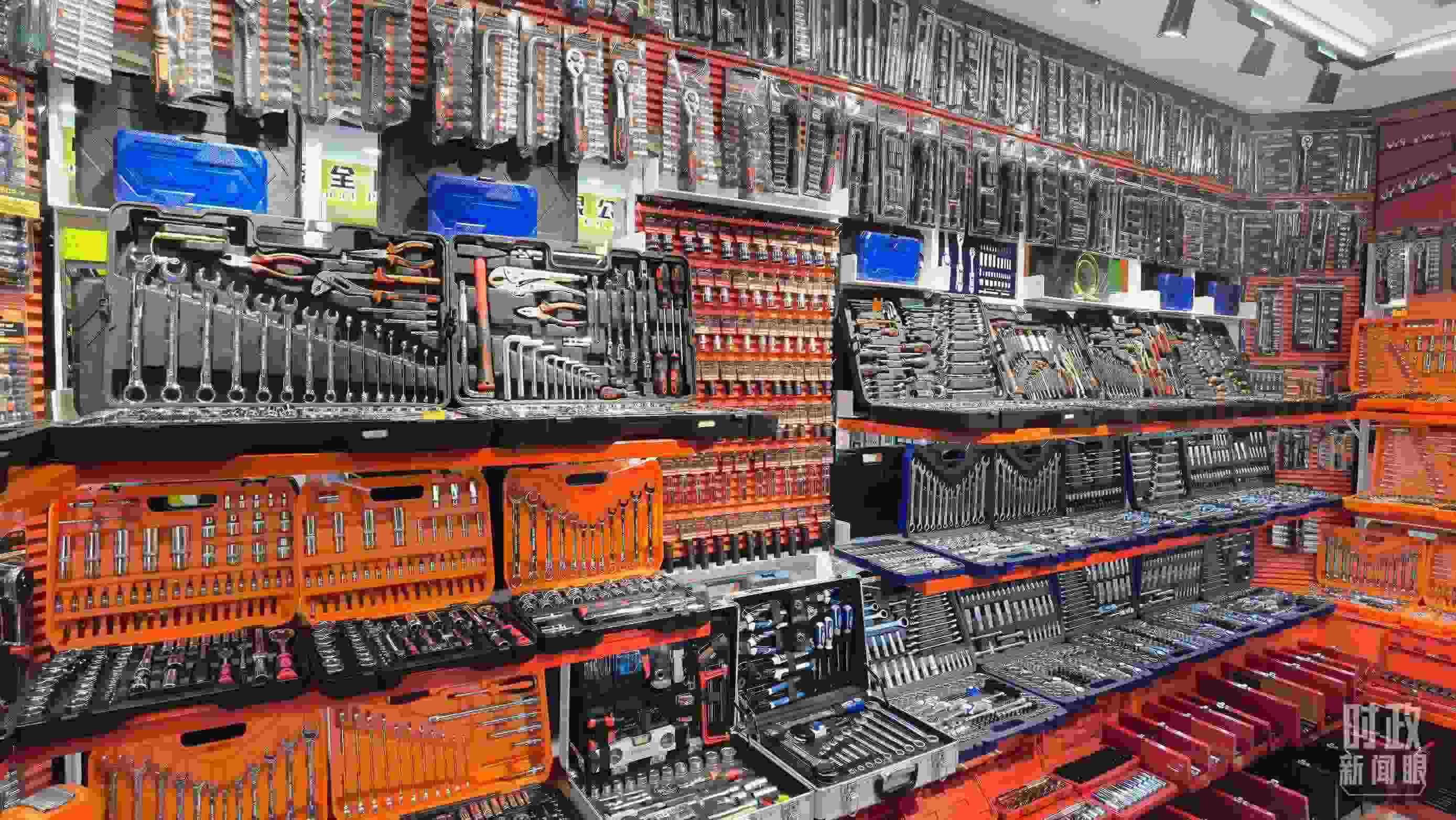△義烏國(guó)際商貿(mào)城內(nèi)的一家五金店，貨品豐富。（總臺(tái)央視記者石丞拍攝）