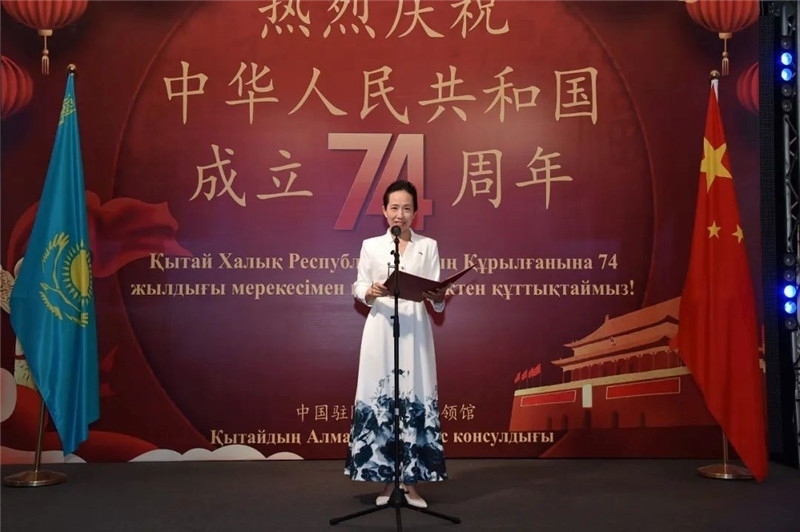 圖為蔣薇總領(lǐng)事致辭。駐阿拉木圖總領(lǐng)館供圖