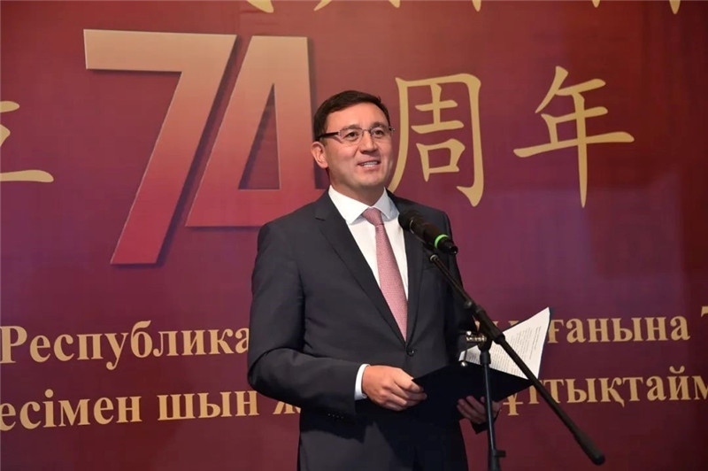 圖為哈外交部駐阿市代表布列格諾夫致辭。駐阿拉木圖總領(lǐng)館供圖