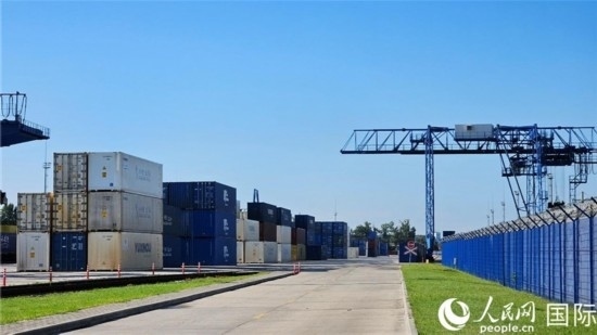  布列斯特北站，堆滿了來自中國的貨物。人民網(wǎng)記者 王震攝