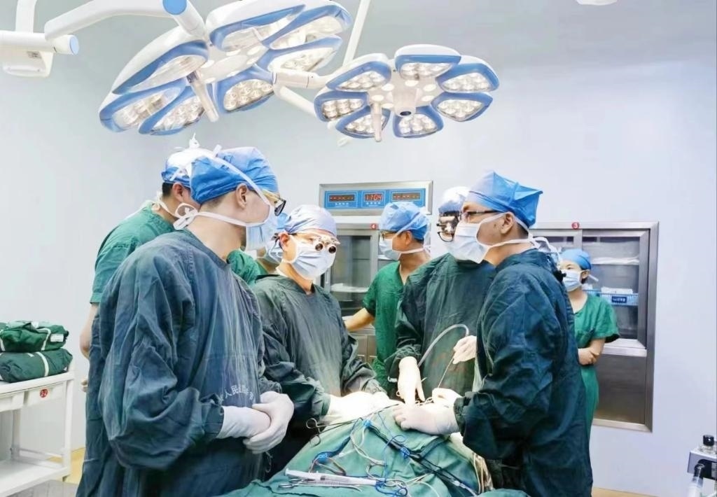 浙江省人民醫(yī)院畢節(jié)醫(yī)院的醫(yī)師團(tuán)隊(duì)正在為患者李老伯進(jìn)行手術(shù)。（王磊波 攝 新華社發(fā)）