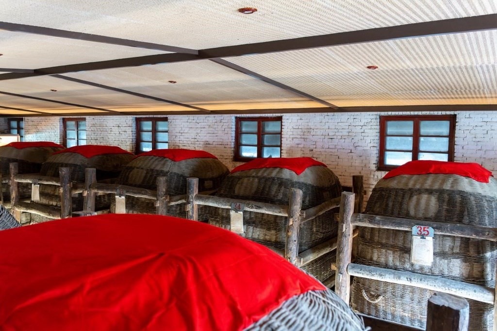 西鳳酒“酒?！辟A存庫 王哲攝