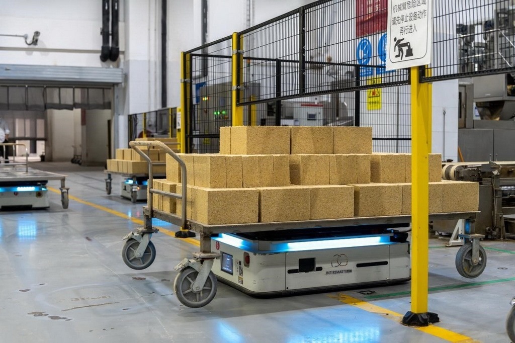 在701制曲車間，運輸機器人等智能化設(shè)備已實現(xiàn)規(guī)模化應(yīng)用。王哲攝