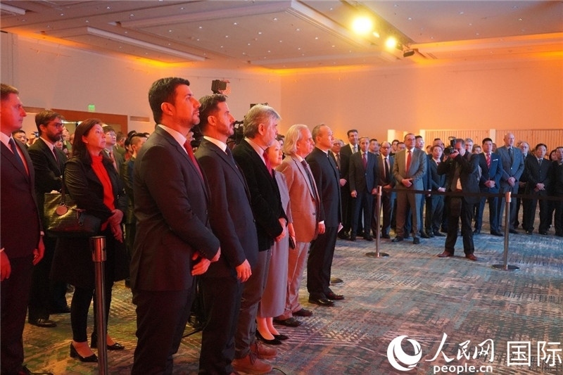 圖為招待會現(xiàn)場演奏兩國國歌。人民網(wǎng)記者 許放攝