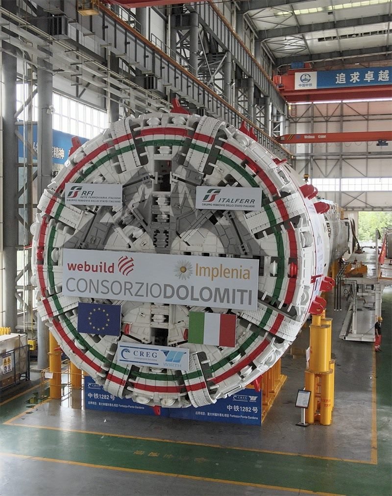 圖為中鐵裝備集團(tuán)盾構(gòu)總裝車間。人民網(wǎng)記者 唐宋攝