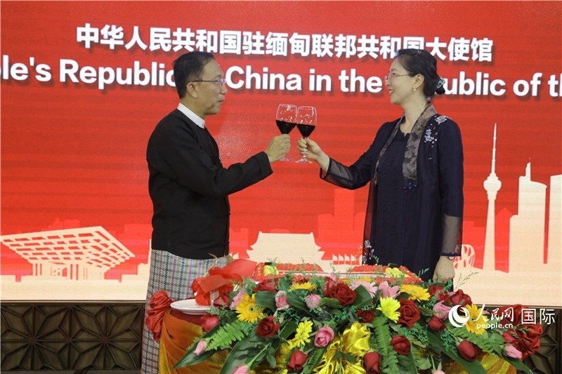 圖為曹靜臨時代辦與溫欣副總理祝酒。人民網(wǎng)記者 謝佳君攝