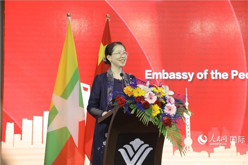 圖為使館臨時代辦曹靜致辭。人民網(wǎng)記者 謝佳君攝