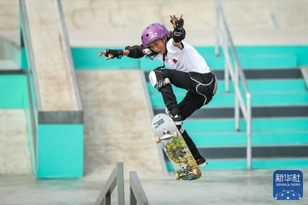 9月27日，中國(guó)選手崔宸曦在比賽中。當(dāng)日，在錢塘輪滑中心舉行的杭州亞運(yùn)會(huì)女子街式?jīng)Q賽中，中國(guó)選手崔宸曦以242.62分的成績(jī)奪得冠軍，曾文蕙獲得亞軍，日本選手伊藤美優(yōu)獲得季軍。新華社記者 潘昱龍攝