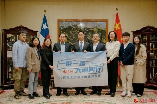 牛清報大使（中）與人民網、人民日報社記者合影。 人民網記者 張若涵攝